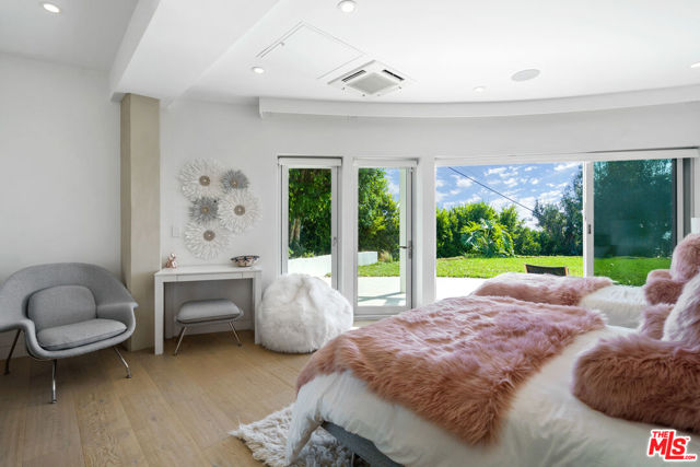 6375 Gayton Place, Malibu CA: https://media.crmls.org/mediaz/001261d8-1782-47b6-9c3b-38382fb2d57c.jpg