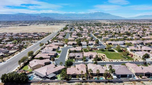 43996 Salpare Place, Indio CA: https://media.crmls.org/mediaz/00129f96-3be5-4b9e-8419-c9b820d2107e.jpg