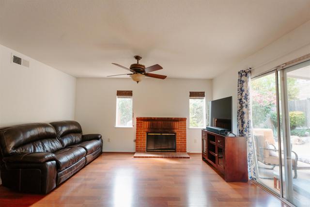 Detail Gallery Image 4 of 27 For 1715 Las Palmas Ln, Escondido,  CA 92026 - 3 Beds | 2/1 Baths