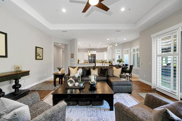 964 Piemonte Dr, Pleasanton CA: https://media.crmls.org/mediaz/00158d64-7ed3-4b8a-88b6-a32ba195c2fa.jpg