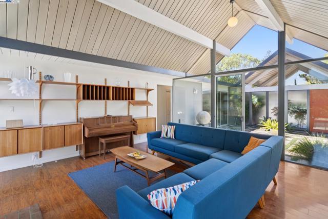 3767 Gainsborough Dr, Concord CA: https://media.crmls.org/mediaz/0016e5e9-76c9-4c10-b31d-3f7133ffe6e0.jpg