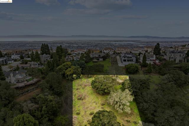 13526 Campus Dr, Oakland CA: https://media.crmls.org/mediaz/00183974-914e-4771-ad2e-34d1455a7e06.jpg