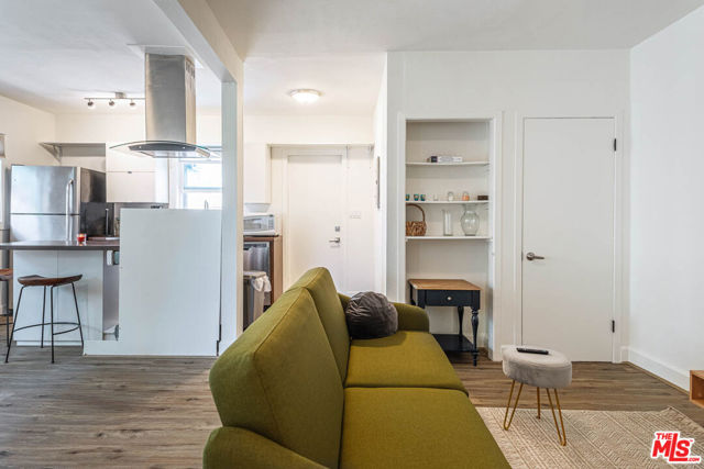 4307 Burns Avenue, Los Angeles CA: https://media.crmls.org/mediaz/001c0784-8195-42d6-9646-96cf41d59eae.jpg