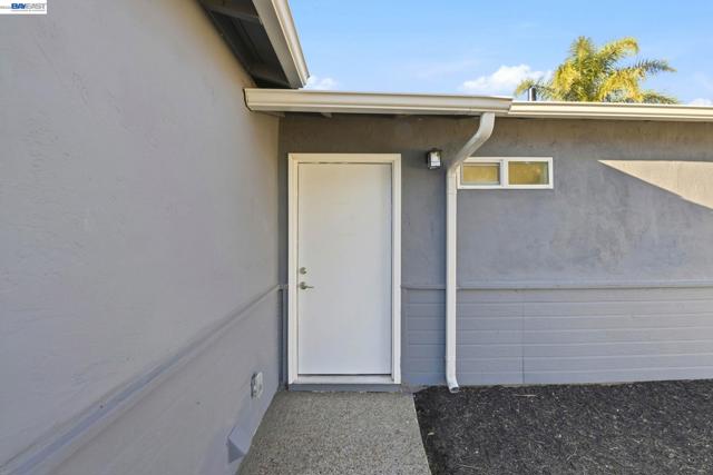 137 Tamarack Dr, Union City CA: https://media.crmls.org/mediaz/001c4829-6b2c-4fd3-8d61-367ab0d08532.jpg