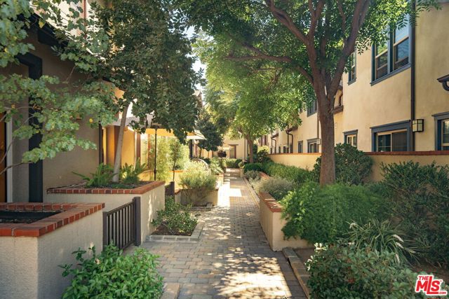 322 Alpine Street, Pasadena CA: https://media.crmls.org/mediaz/001d3d9b-d442-4ab4-93f4-f3d54fb77e99.jpg