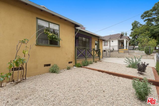 821 Laveta Terrace, Los Angeles CA: https://media.crmls.org/mediaz/001db72e-101e-4627-9bab-c7a70633ccc1.jpg