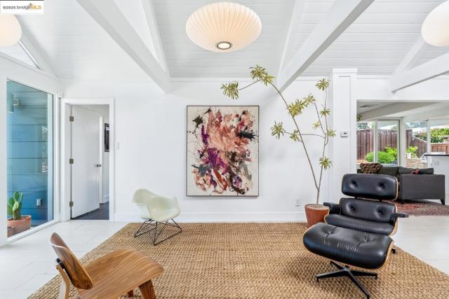 4003 Santa Fe CT, Concord CA: https://media.crmls.org/mediaz/001e42e9-0ce9-461f-b7b0-09f06d30e054.jpg