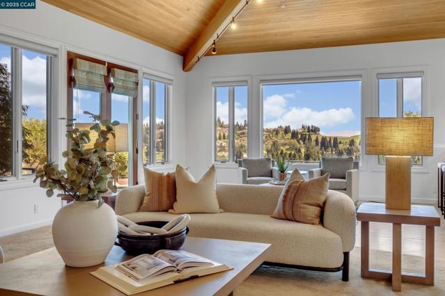 1121 Eagle Nest Ct, Danville CA: https://media.crmls.org/mediaz/001e9ed5-e8ed-4227-95d2-ef2104aa0df1.jpg