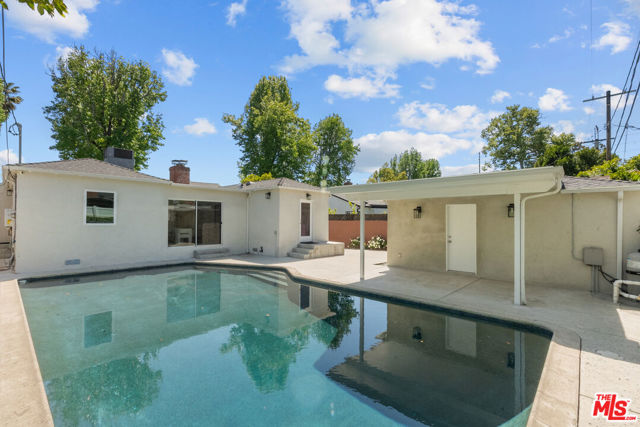 10531 Woodbridge Street, Toluca Lake CA: https://media.crmls.org/mediaz/001f639c-a1a4-4ed8-b417-cfbb07c20af1.jpg
