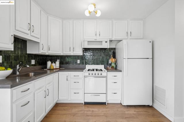6951 Chambers Dr, Oakland CA: https://media.crmls.org/mediaz/001f8789-7596-44f4-b69c-283147022ea1.jpg