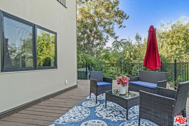 2315 Loma Vista Place, Los Angeles CA: https://media.crmls.org/mediaz/001fc6be-4e82-487f-b2b6-1ce49387635b.jpg