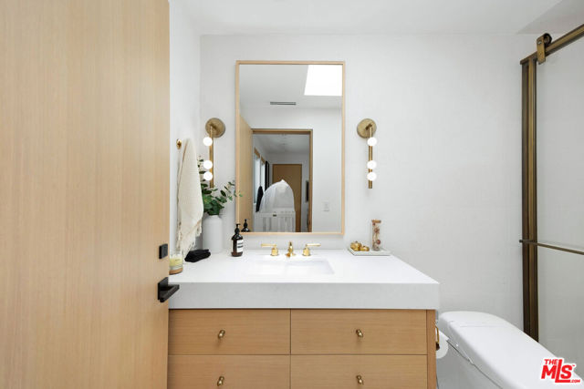 24818 Malibu Road, Malibu CA: https://media.crmls.org/mediaz/002013ee-9bd3-4589-9258-47ae416ed4f2.jpg