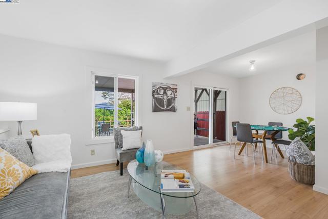 812 Washington Ave, Albany CA: https://media.crmls.org/mediaz/0020be52-163c-47d9-b7e0-7ecd54b2dd9b.jpg