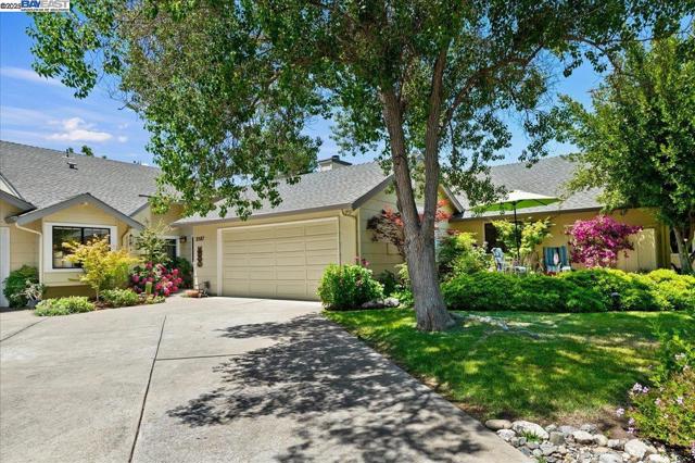 2587 Chablis Way, Livermore CA: https://media.crmls.org/mediaz/0022f733-1175-46e9-a392-05073da0f57d.jpg