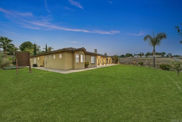 1508 Sequoia Lane, Vista CA: https://media.crmls.org/mediaz/00234aed-409a-4d3e-b892-42764fb9a69c.jpg