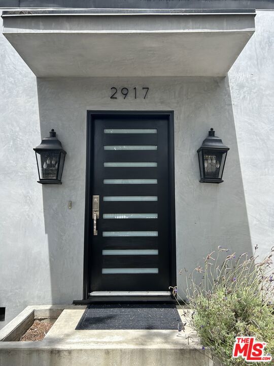 2917 Urban Avenue, Santa Monica CA: https://media.crmls.org/mediaz/00247f87-0394-4f5e-85b8-c0c41dee9461.jpg