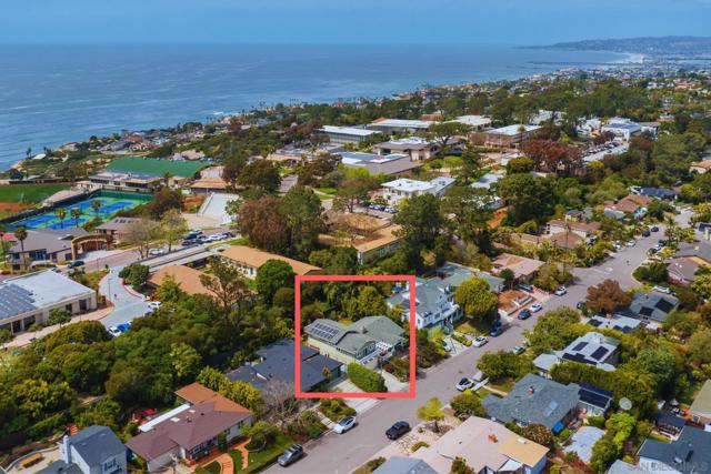 548 Tarento Dr, San Diego CA: https://media.crmls.org/mediaz/0024cba6-7cd5-4fc3-983d-1dd4cfef6c67.jpg