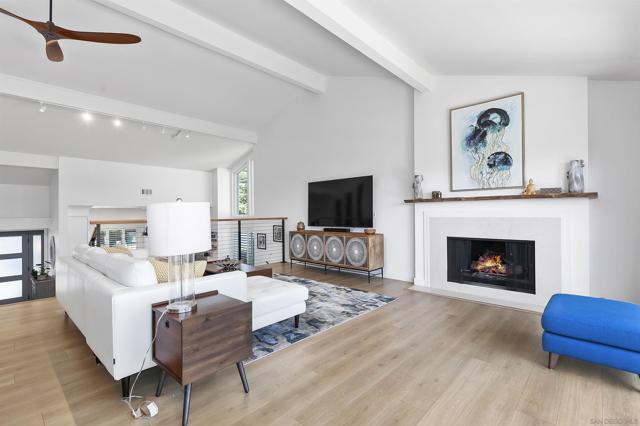 2071 Caminito Circulo Norte, La Jolla CA: https://media.crmls.org/mediaz/002574d7-1140-470e-ac52-fd20fa4786a6.jpg