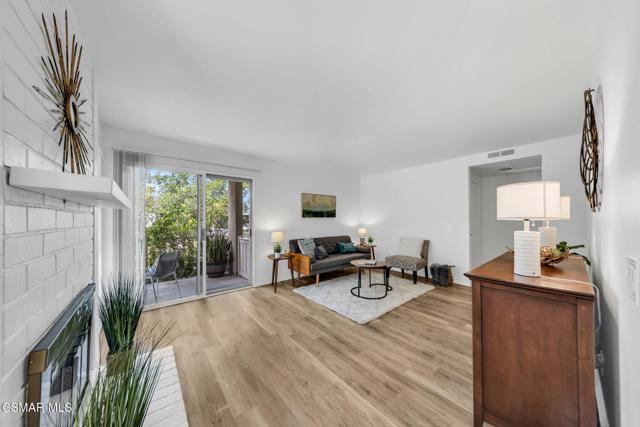 224 Oakleaf Drive, Thousand Oaks CA: https://media.crmls.org/mediaz/00270bb9-7fbf-4d79-b4cd-3a30c6f26dd3.jpg