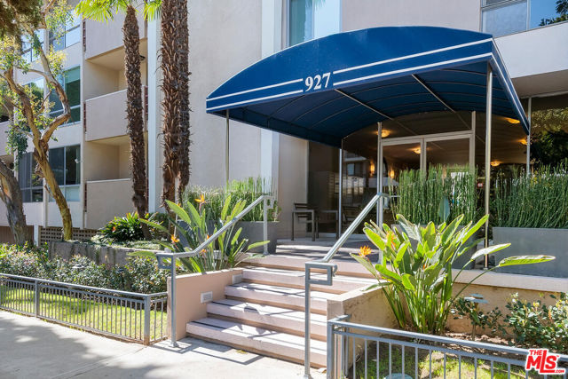 927 N Kings Road, West Hollywood CA: https://media.crmls.org/mediaz/0027a2dc-51c9-4cbe-bbe3-05a202e54c6a.jpg