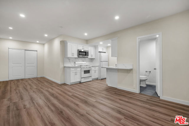 945 N Hilldale Avenue, West Hollywood CA: https://media.crmls.org/mediaz/0027c7f2-a643-4152-b743-042b80474b53.jpg
