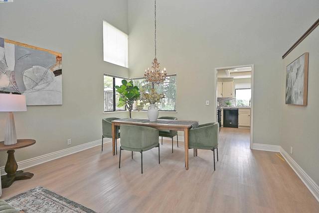 6525 Bellhurst Ln, Castro Valley CA: https://media.crmls.org/mediaz/00283f23-e30f-4933-8523-8640f45fae17.jpg