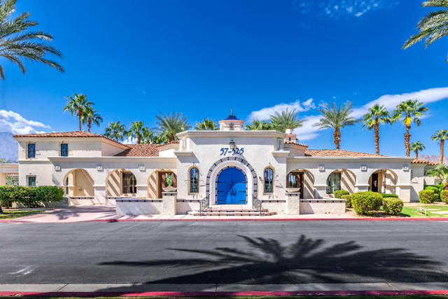 80884 Calle Azul, La Quinta CA: https://media.crmls.org/mediaz/002874e7-9997-4337-8c86-296713de003f.jpg