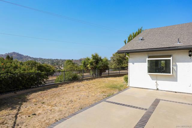 9977 Cristobal Dr, Spring Valley CA: https://media.crmls.org/mediaz/00291549-d33c-46a7-bc85-4314804fe9b0.jpg