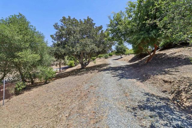 1797 99 Rabbit Hill, Fallbrook CA: https://media.crmls.org/mediaz/00295b6d-d13d-4670-9e6e-1f3886514f17.jpg