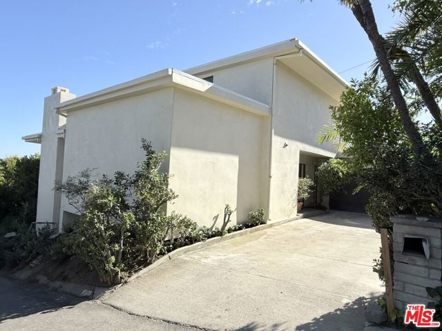 1475 N Kenter Avenue, Los Angeles CA: https://media.crmls.org/mediaz/00296d2d-9105-48d8-802a-c9280f4fcb17.jpg