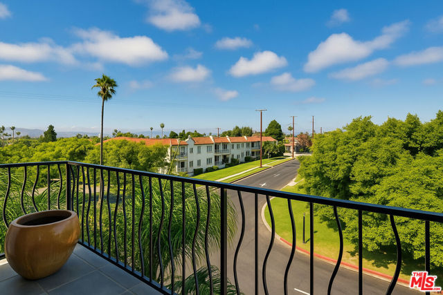 3401 S Bentley Avenue, Los Angeles CA: https://media.crmls.org/mediaz/002972e7-555a-4011-8847-bdc94b84f08c.jpg