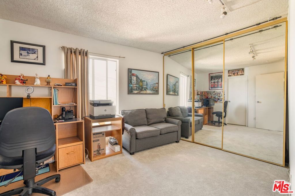 https://media.crmls.org/mediaz/002a4fe4-12aa-4a6e-810a-d7e14c304233.jpg?preset=X-Large