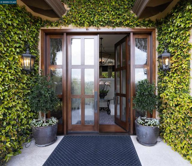 42 Tappan Ln, Orinda CA: https://media.crmls.org/mediaz/002a58c5-4df9-4041-8748-cca6dc3008b2.jpg