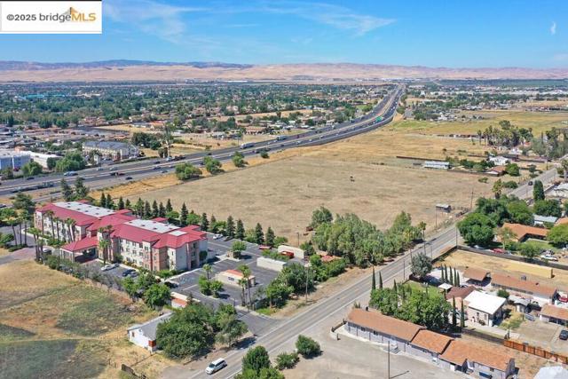 10792 W Larch RD, Tracy CA: https://media.crmls.org/mediaz/002abd53-d9aa-429c-9d43-5b099a3842d9.jpg