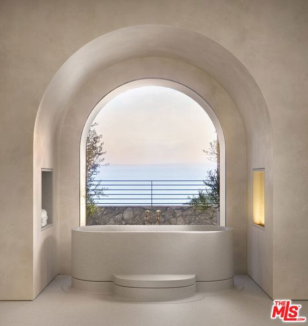 6734 Zumirez Drive, Malibu CA: https://media.crmls.org/mediaz/002b1cf1-8da3-4a30-9932-eba1039ed5da.jpg
