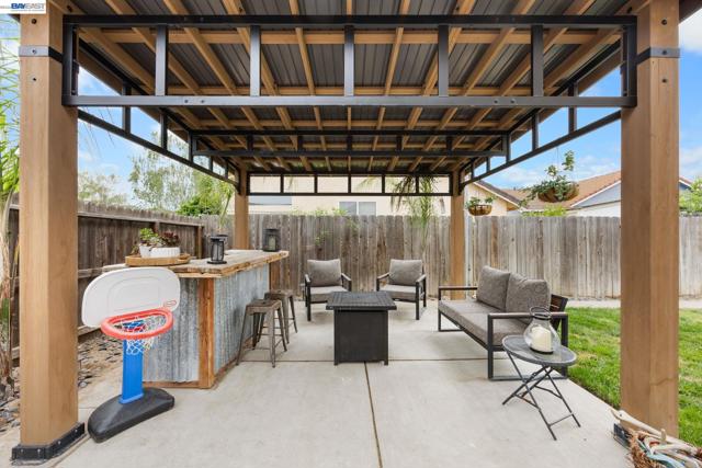 502 Chablis Way, Manteca CA: https://media.crmls.org/mediaz/002b4301-fba8-49da-8073-cab0db2ff986.jpg