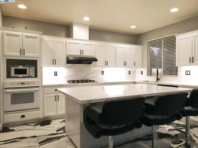 556 Sherborne Court, Galt CA: https://media.crmls.org/mediaz/002b5a65-3ce6-48ba-aa65-45d712ec6b1c.jpg