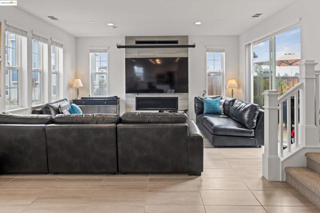 2810 Telegraph Blvd, Marina CA: https://media.crmls.org/mediaz/002b9f8c-6c60-4f4d-95ed-8232cca7d63a.jpg