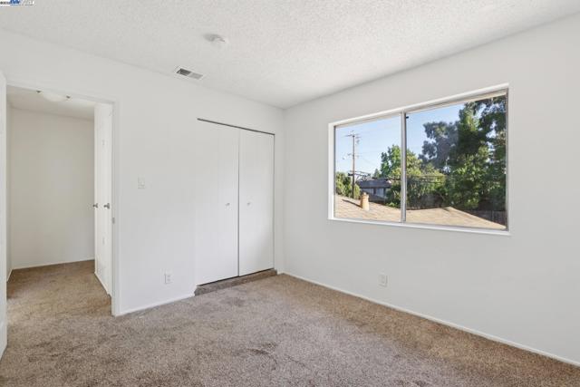 1042 Mohr Ln, Concord CA: https://media.crmls.org/mediaz/002cdd55-8b4e-4386-ba9a-c04917eb19dd.jpg
