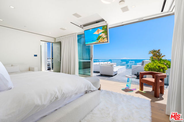 26122 Pacific Coast Highway, Malibu CA: https://media.crmls.org/mediaz/002ddd98-9c9a-46e5-a0b9-40079d9c66e0.jpg