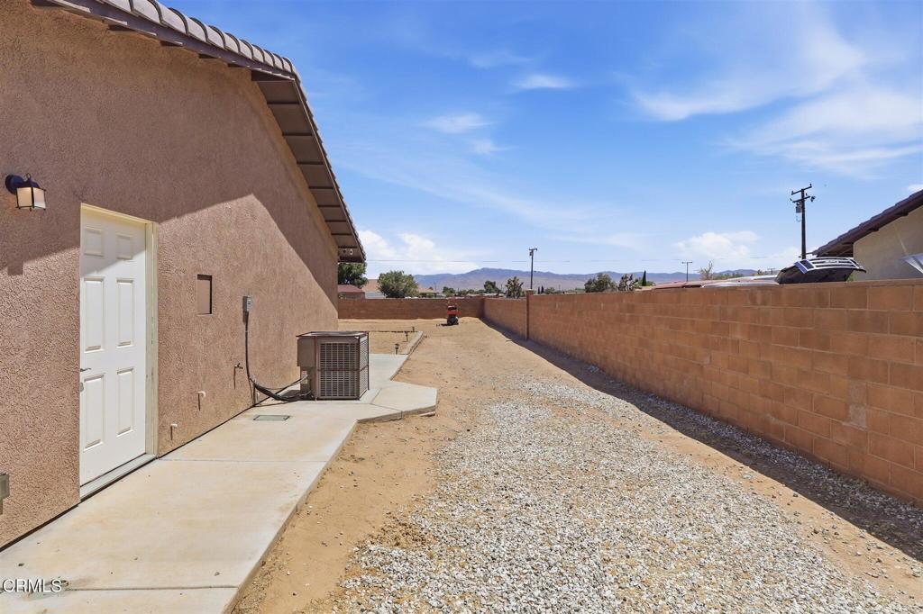 https://media.crmls.org/mediaz/002e9fce-3675-4edb-b0fd-c5dd877eed3a.jpg?preset=X-Large