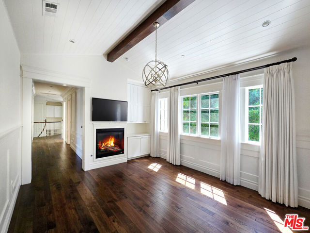 3815 Valley Meadow Road, Encino CA: https://media.crmls.org/mediaz/002ea7b9-7674-45dc-a25e-83066fb90808.jpg
