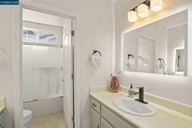 1162 Waverly Cir, Hercules CA: https://media.crmls.org/mediaz/002f0e04-0d92-4f53-be5c-1184c354f049.jpg