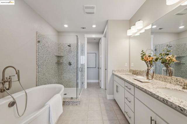 6757 Skyview Dr, Oakland CA: https://media.crmls.org/mediaz/00300d02-a204-41ac-8a28-dda745052487.jpg