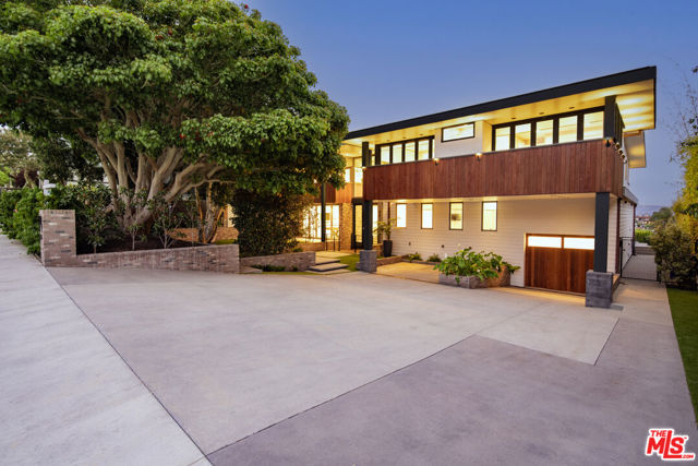 934 1st Street, Manhattan Beach CA: https://media.crmls.org/mediaz/00309914-341f-4a30-a3f9-70db139b5780.jpg