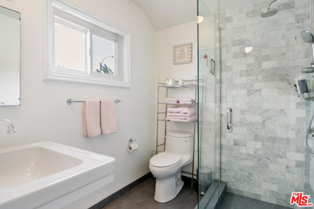 4909 Encino Terrace, Encino CA: https://media.crmls.org/mediaz/00319c0a-7c92-47b9-8194-5b0c71159229.jpg