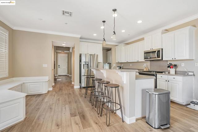 877 Boone Dr, Brentwood CA: https://media.crmls.org/mediaz/0031f0ee-61ce-456b-9e7a-fcd804257149.jpg