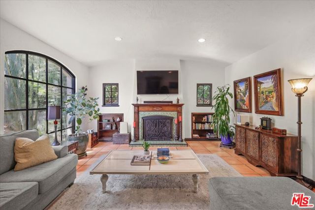 6119 Del Valle Drive, Los Angeles CA: https://media.crmls.org/mediaz/0033274e-d3c3-45e3-bc66-e98fecb1f152.jpg