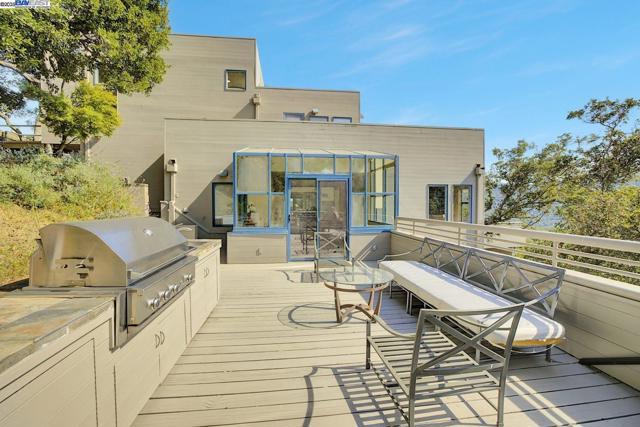 319 Tappan Ter, Orinda CA: https://media.crmls.org/mediaz/00332c32-6341-4454-bd68-5d68385ba0f1.jpg