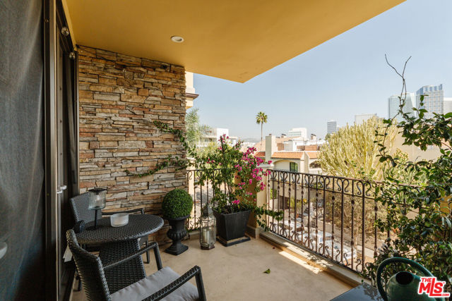 1835 Pandora Avenue, Los Angeles CA: https://media.crmls.org/mediaz/003355bb-c2b6-4209-a761-9ed11396d5ff.jpg